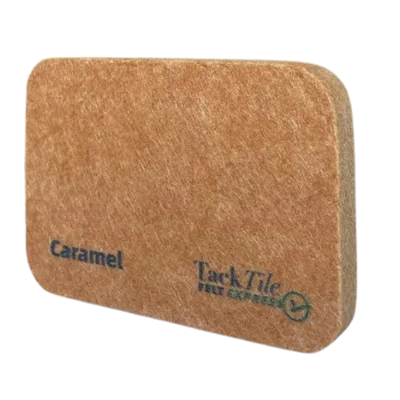 Caramelkleurige, rechthoekige TackTile met een zachte, viltachtige textuur.