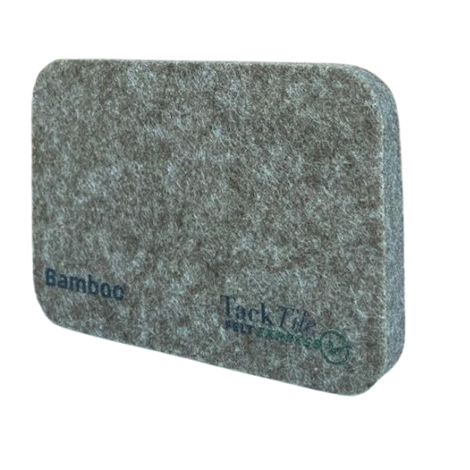 Grijze bamboe tackboard met afgeronde hoeken en logo in de hoek. Geschikt voor notities en prikken.