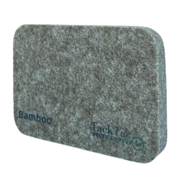 Grijze bamboe tackboard met afgeronde hoeken en logo in de hoek. Geschikt voor notities en prikken.
