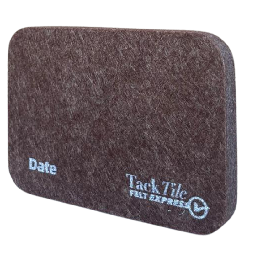 Bruine vilt tegel met de tekst "Date" en het logo van Tack Tile. Geschikt voor gebruik op bureaus of in werkruimtes.