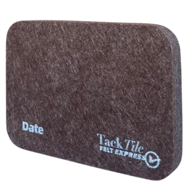 Bruine vilt tegel met de tekst "Date" en het logo van Tack Tile. Geschikt voor gebruik op bureaus of in werkruimtes.