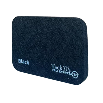 Zwarte Tack Tile van vilt, met een gladde afwerking en een logo op de zijkant. Geschikt voor creatieve projecten.