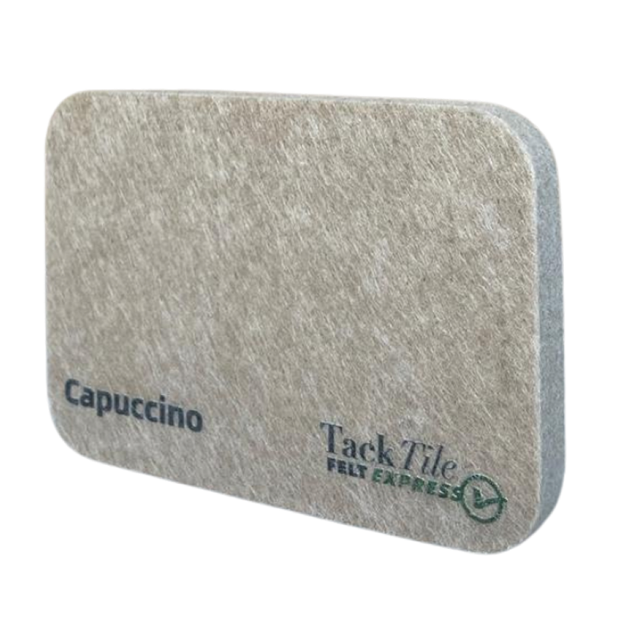 Felt tegel in capuccino kleur met afgeronde hoeken en logo van TackTile.