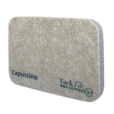 Felt tegel in capuccino kleur met afgeronde hoeken en logo van TackTile.