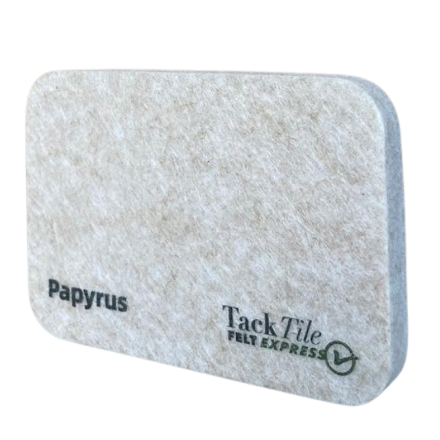 Papieren tegel in een rechthoekige vorm, gemaakt van vilt, met de tekst "Papyrus" en het logo van TackTile.