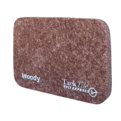 Bruine vilt tegel met de tekst "Woody" en het logo van Tack Tile, geschikt voor wanddecoratie.