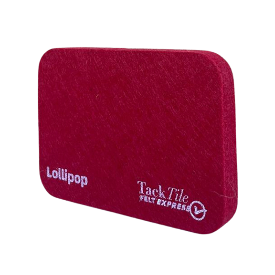 Rode viltplaat met afgeronde hoeken, bedrukt met de tekst "Lollipop" en "TackTile Felt Express".