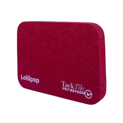Rode viltplaat met afgeronde hoeken, bedrukt met de tekst "Lollipop" en "TackTile Felt Express".