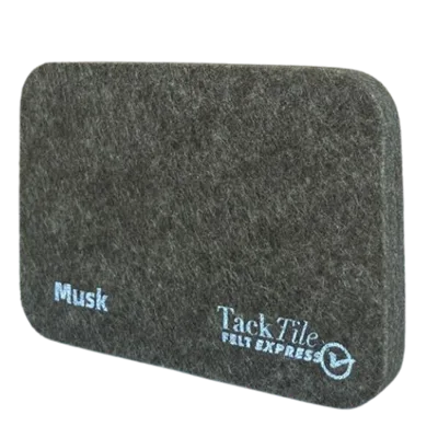 Grijze vilt tegel met de tekst 'Musk' en het logo van TackTile, ontworpen voor wanddecoratie.