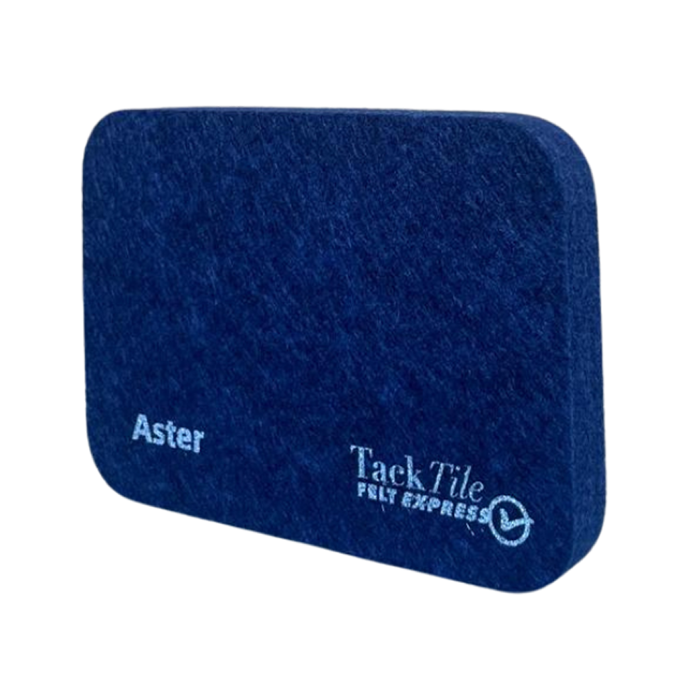 Blauwe vilt tegel met afgeronde hoeken, merknaam Aster en logo van TackTile. Geschikt voor wanddecoratie.