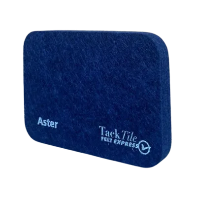 Blauwe vilt tegel met afgeronde hoeken, merknaam Aster en logo van TackTile. Geschikt voor wanddecoratie.