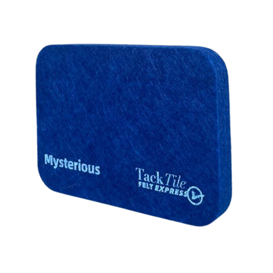 Blauwe vilt tegel met de tekst "Mysterious" en het logo van TackTile Felt Express.