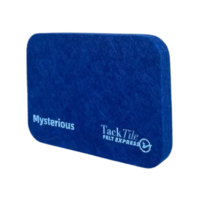 Blauwe vilt tegel met de tekst "Mysterious" en het logo van TackTile Felt Express.