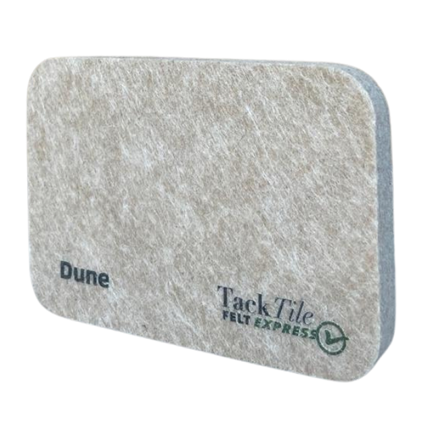 Grijze felt tegel met afgeronde hoeken, merknaam "TackTile Felt Express" en het woord "Dune" erop gedrukt.