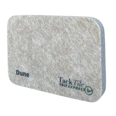 Grijze felt tegel met afgeronde hoeken, merknaam "TackTile Felt Express" en het woord "Dune" erop gedrukt.