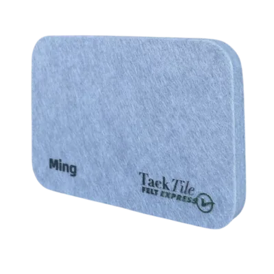 Grijze vilt tegel met afgeronde hoeken, voorzien van de tekst "Ming" en het logo van TaekTile.