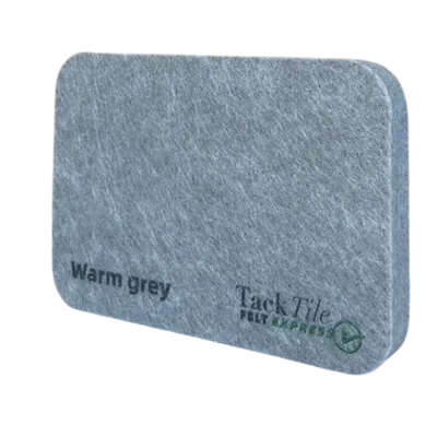 Grijze vilt tegel met afgeronde hoeken, met de tekst "Warm grey" en het logo van Tack Tile.