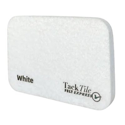 Witte, rechthoekige TackTile van vilt met een gladde afwerking en logo.