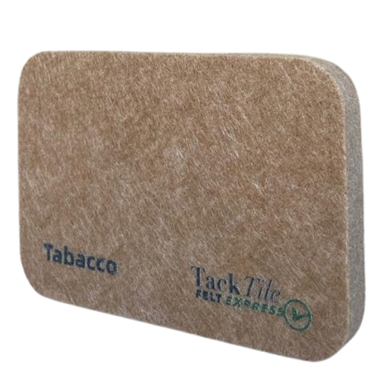 Bruine viltplaat met de tekst "Tabacco" en "TackTile Felt Express" erop gedrukt.