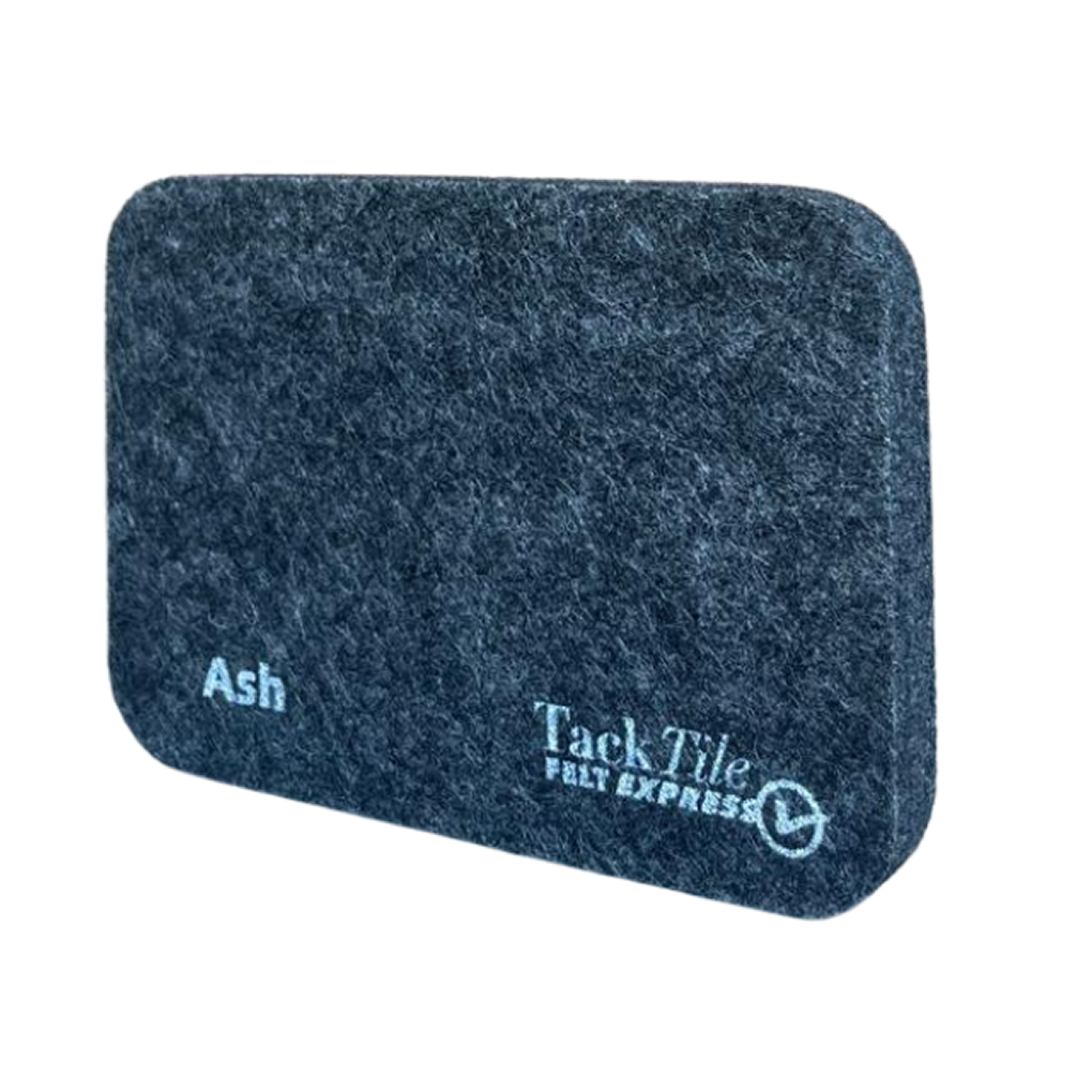 Grijze viltpaneel met de tekst "Tack Tile Felt Express" en de kleurnaam "Ash".