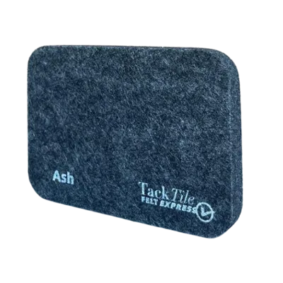 Grijze viltpaneel met de tekst "Tack Tile Felt Express" en de kleurnaam "Ash".