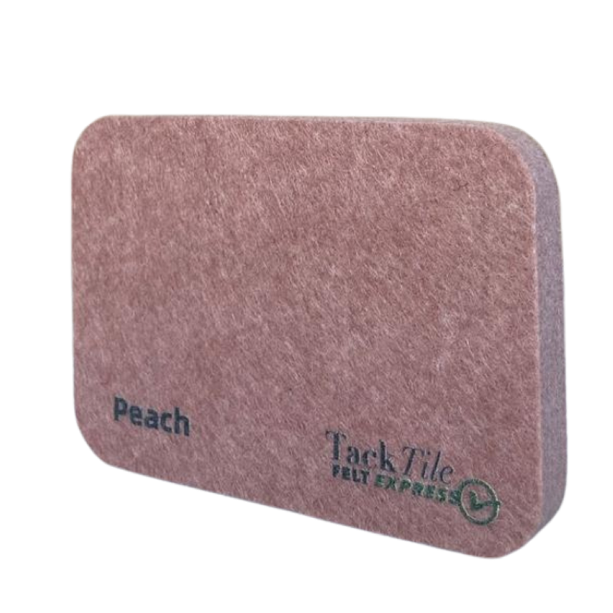 Roze viltpaneel met afgeronde hoeken, gemarkeerd met het woord 'Peach' en het logo van TackTile Felt Express.