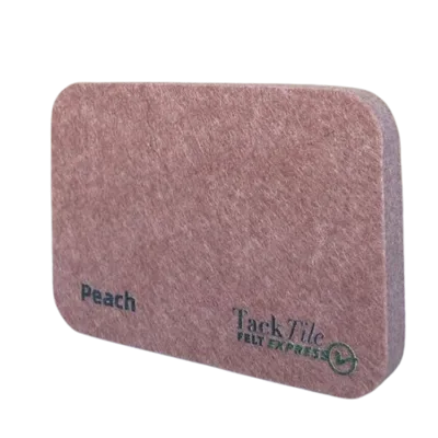 Roze viltpaneel met afgeronde hoeken, gemarkeerd met het woord 'Peach' en het logo van TackTile Felt Express.