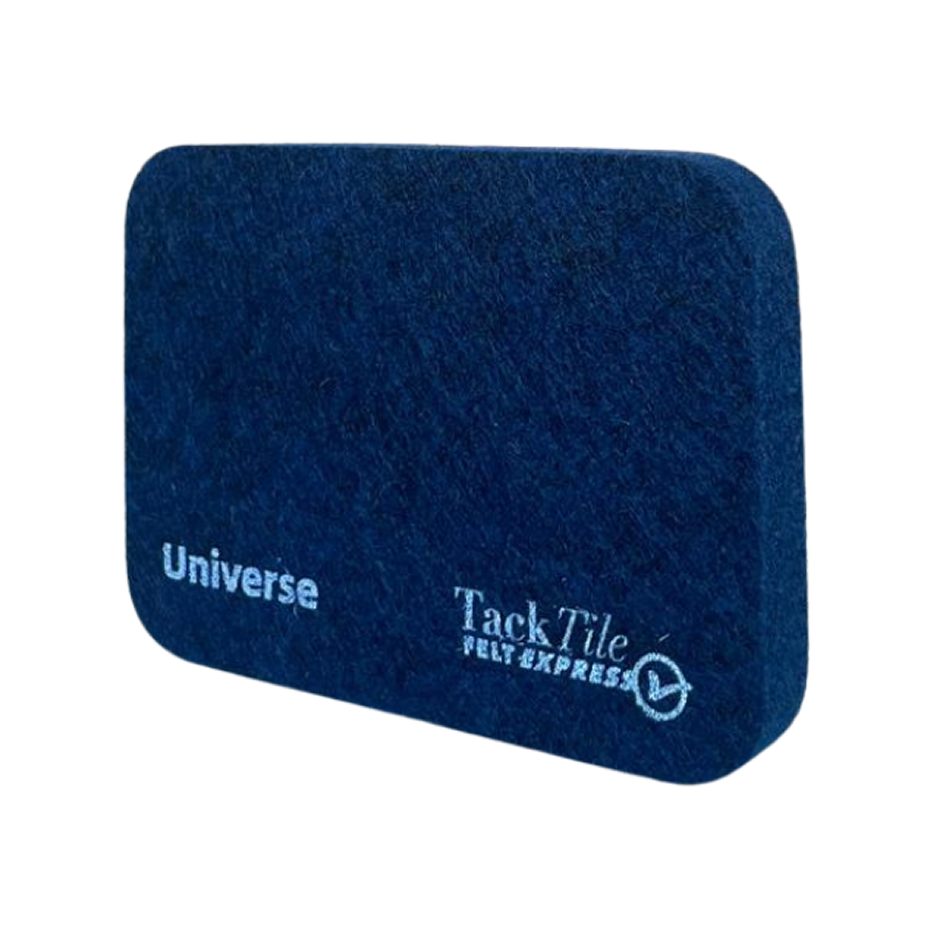 Donkerblauwe viltplaat met de tekst "Universe" en het logo van TackTile Felt Express.