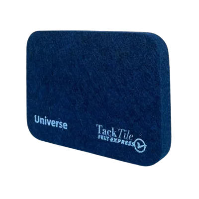 Donkerblauwe viltplaat met de tekst "Universe" en het logo van TackTile Felt Express.