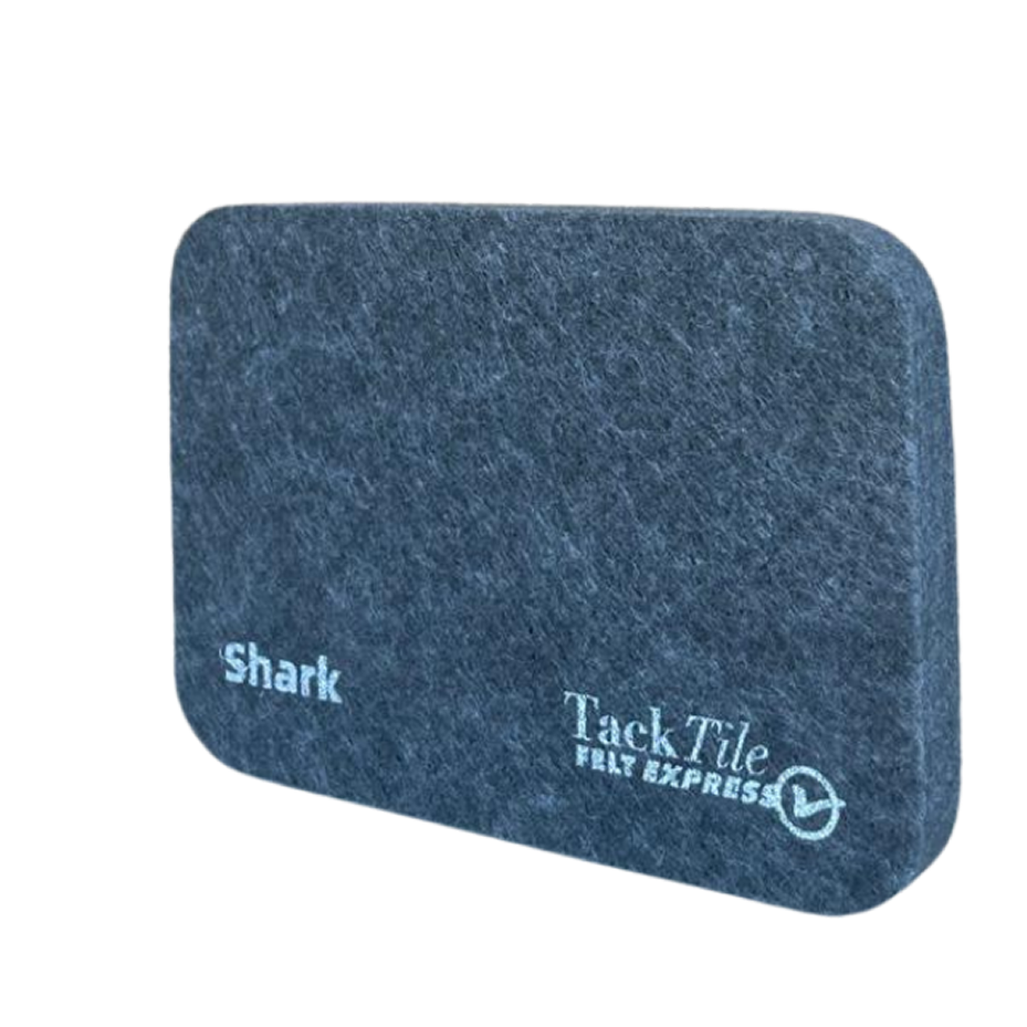 Grijze, rechthoekige Shark Tack Tile met afgeronde hoeken en een logo op de voorkant.